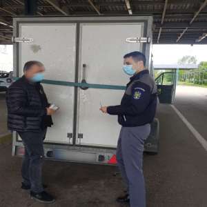 Depistat la controlul de frontieră tractând o remorcă neînmatriculată