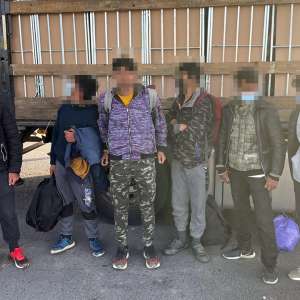 Paisprezece cetățeni afgani, ascunși în automarfare, depistați la granița cu Ungaria