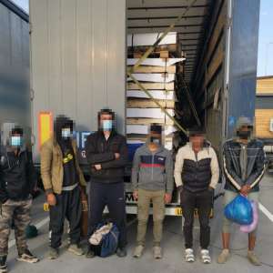 Paisprezece cetățeni afgani, ascunși în automarfare, depistați la granița cu Ungaria