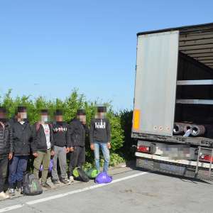 Călauză afgană şi 18 migranţi, depistaţi la Timisoara