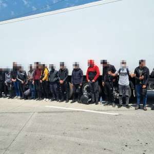 21 de cetățeni străini, depistaţi ascunși într-un autocamion încărcat cu pepeni la P.T.F. Giurgiu