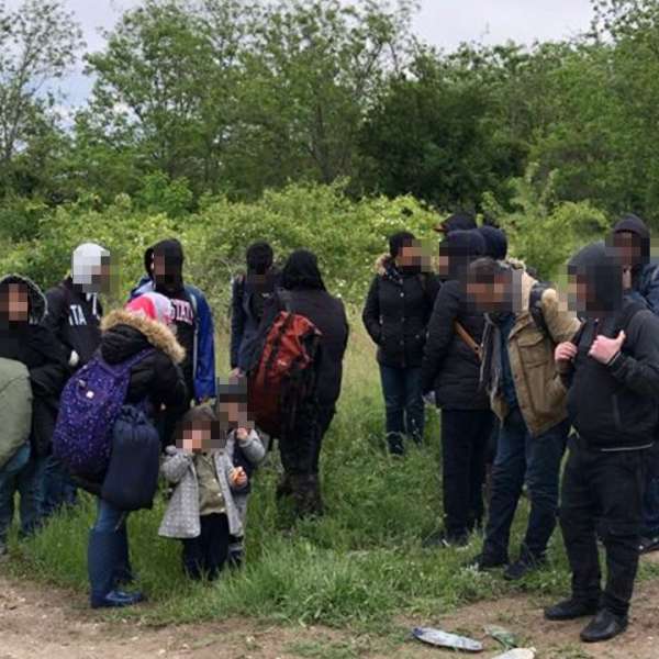 Cincisprezece cetățeni străini care au traversat Dunărea cu o ambarcațiune gonflabila, depistați de polițiștii de frontieră
