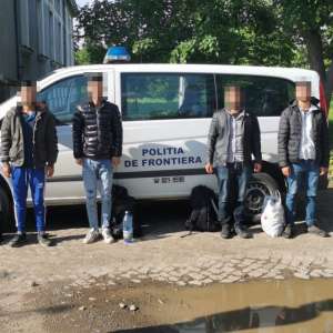 Şoferul unui taxi, cercetat pentru trafic de migranți