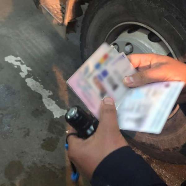 Permis de conducere ascuns în husa telefonului