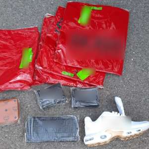 Peste 700 de baxuri de îmbrăcăminte, susceptibile a fi contrafăcute, descoperite într-un automarfar la P.T.F. Vărşand