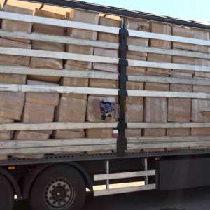 Peste 700 de baxuri de îmbrăcăminte, susceptibile a fi contrafăcute, descoperite într-un automarfar la P.T.F. Vărşand