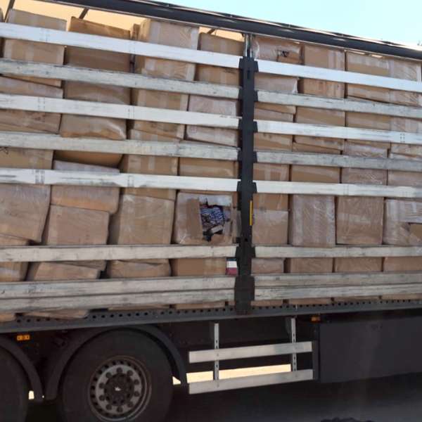 Peste 700 de baxuri de îmbrăcăminte, susceptibile a fi contrafăcute, descoperite într-un automarfar la P.T.F. Vărşand