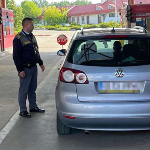 Document fals cumpărat cu 150 de euro, ascuns în pantof la trecerea frontierei