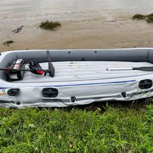 Şase adulţi si şase copii au traversat Dunărea, din Serbia, cu o barca gonflabilă