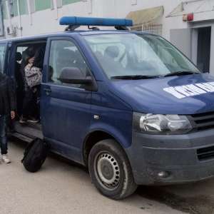 Şase adulţi si şase copii au traversat Dunărea, din Serbia, cu o barca gonflabilă