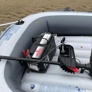 Şase adulţi si şase copii au traversat Dunărea, din Serbia, cu o barca gonflabilă