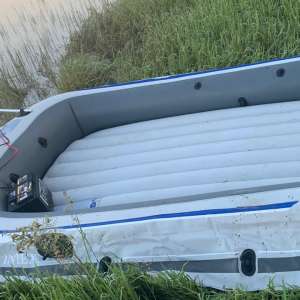 Zece adulţi si doisprezece copii au traversat Dunărea, din Serbia,cu o barca gonflabilă