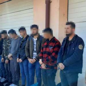 Călăuză arestată preventiv, pentru transportul a paisprezece cetăţeni străini