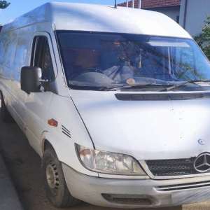 Autoutilitară cu asigurare falsificată, descoperită în trafic