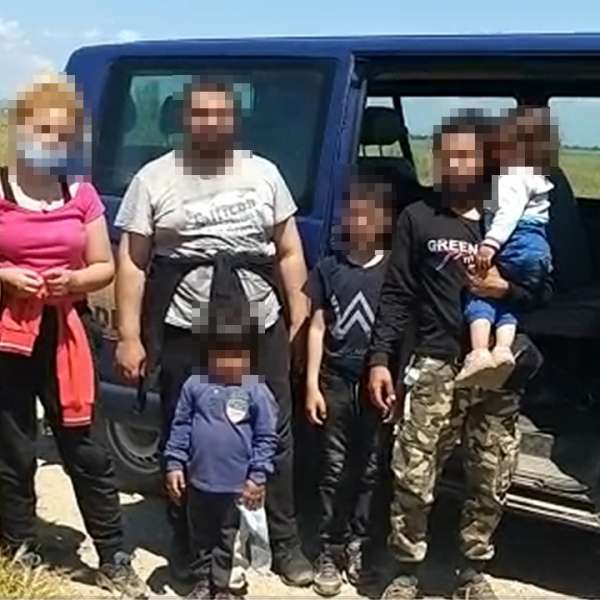 Opt cetățeni din Siria şi Kuweit au traversat Dunărea cu o barca gonflabilă