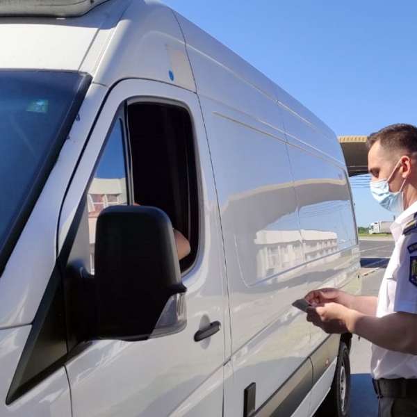 Peste 1.600 de țigarete, ascunse într-un microbuz, descoperite la P.T.F. Calafat