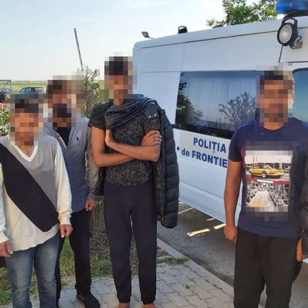 Şase indieni şi pakistanezi, sprijiniţi de un cetățean român, depistaţi la graniţa cu Serbia