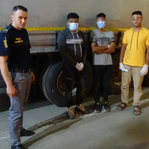 Trei tineri afgani, ascunși într-un autocamion încărcat cu pepeni, depistaţi la P.T.F. Bechet