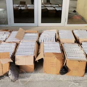 Porsche Cayenne cu număr fals de înmatriculare și plin cu colete cu țigări, depistat la frontiera de nord