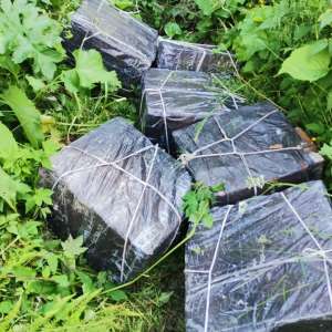 Porsche Cayenne cu număr fals de înmatriculare și plin cu colete cu țigări, depistat la frontiera de nord