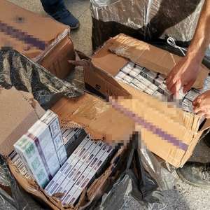 Porsche Cayenne cu număr fals de înmatriculare și plin cu colete cu țigări, depistat la frontiera de nord