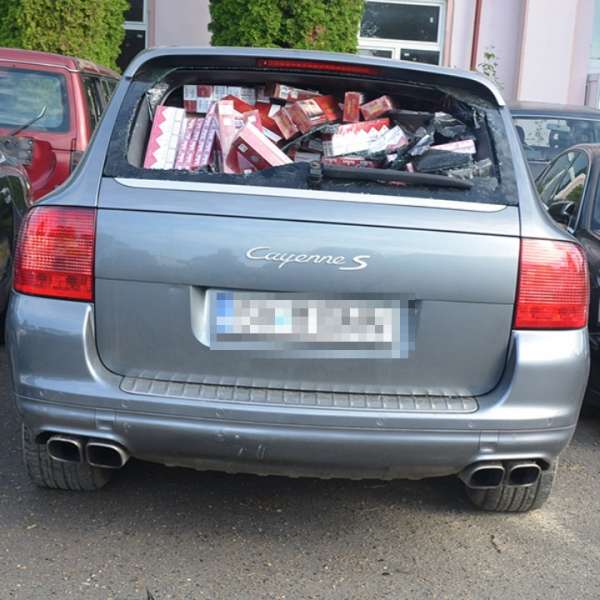 Porsche Cayenne cu număr fals de înmatriculare și plin cu colete cu țigări, depistat la frontiera de nord