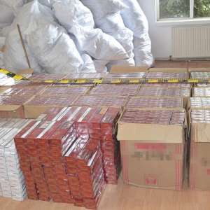 Porsche Cayenne cu număr fals de înmatriculare și plin cu colete cu țigări, depistat la frontiera de nord