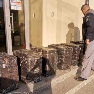 Porsche Cayenne cu număr fals de înmatriculare și plin cu colete cu țigări, depistat la frontiera de nord