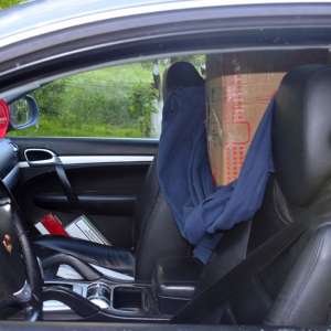 Porsche Cayenne cu număr fals de înmatriculare și plin cu colete cu țigări, depistat la frontiera de nord