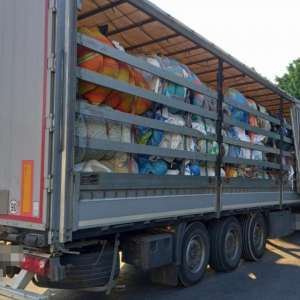 Peste 15  tone de deșeuri constând în îmbrăcăminte şi încălţăminte, depistate la P.T.F. Borș