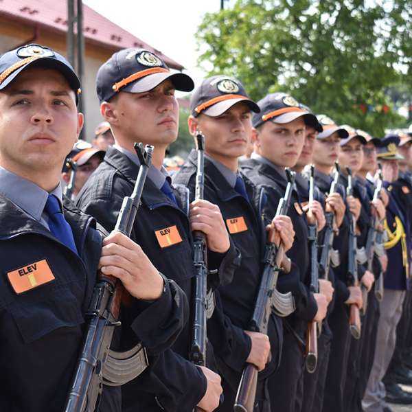 O nouă serie de elevi a depus jurământul militar la Şcoala de Pregătire a Agenţilor Poliţiei de Frontieră Avram Iancu, Oradea