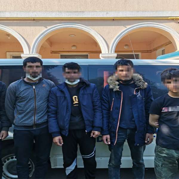 Cinci afgani, sprijiniţi de un cetățean român, depistaţi la graniţa cu Serbia