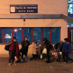 Șapte cetățeni străini, ascunși într-un autocamion încărcat cu baloți de sârmă, depistaţi la P.T.F. Petea