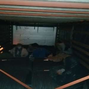 Șapte cetățeni străini, ascunși într-un autocamion încărcat cu baloți de sârmă, depistaţi la P.T.F. Petea