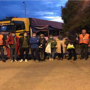 Șapte cetățeni străini, ascunși într-un autocamion încărcat cu baloți de sârmă, depistaţi la P.T.F. Petea