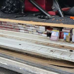 Țigarete în valoare de 10.400 de lei, ascunse într-un microbuz, descoperite la P.T.F Giurgiu