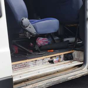 Țigarete în valoare de 10.400 de lei, ascunse într-un microbuz, descoperite la P.T.F Giurgiu