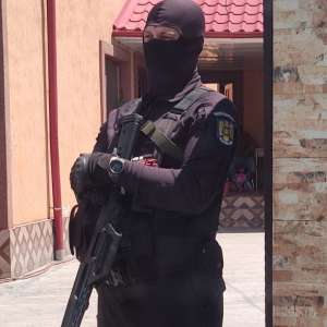 Doi cetăţeni romani arestaţi preventiv pentru trafic de migranţi