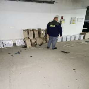 Focuri de armă și peste 16.000 pachete cu țigări confiscate la graniţa cu Ucraina