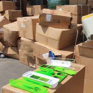 Bunuri contrafăcute în valoare de peste 1.200.000 lei, depistate în Portul Constanța