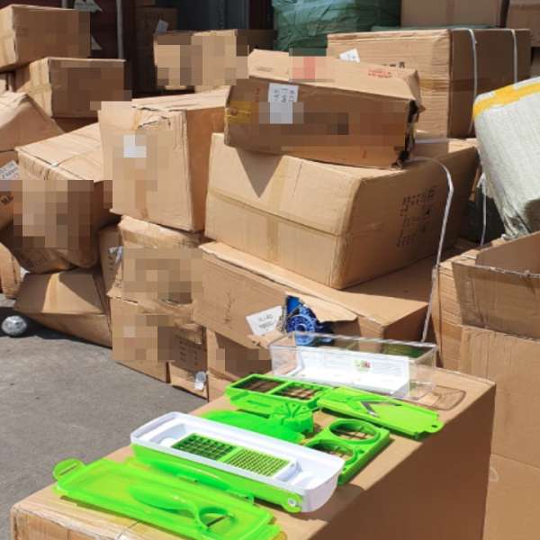 Bunuri contrafăcute în valoare de peste 1.200.000 lei, depistate în Portul Constanța