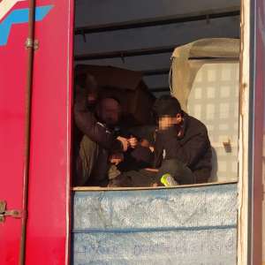 Şaisprezece migranti ascunsi printre mobila transportata intr-un automarfar