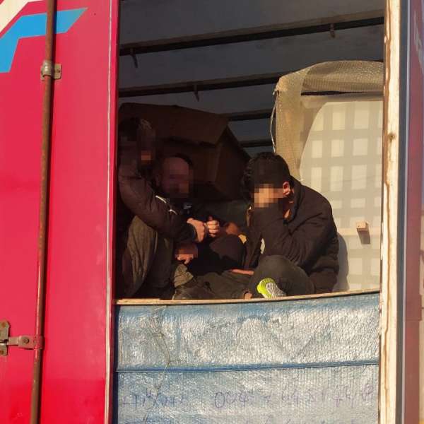 Şaisprezece migranti ascunși printre mobila transportată într-un automarfar