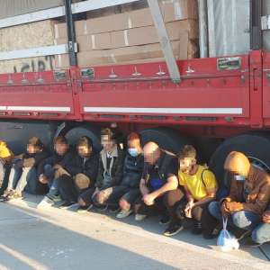 Şaisprezece migranti ascunsi printre mobila transportata intr-un automarfar