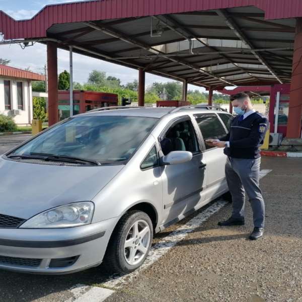 Documente false prezentate pentru un autoturism cu înmatricularea suspendată, descoperite de polițiștii de frontieră în P.T.F. Sculeni
