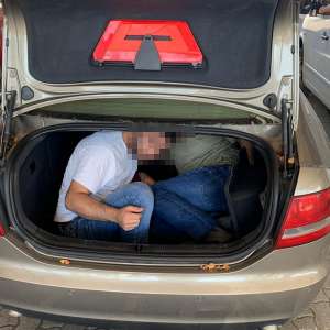 Paisprezece cetăţeni străini depistați ascunşi în autovehicule de polițiștii de frontieră arădeni