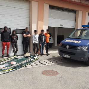 Opt migranți, din care 3 minori, au traversat Dunărea cu o barcă gonflabilă