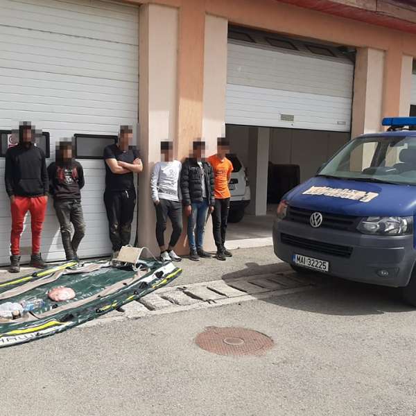 Opt migranți, din care trei minori, au traversat Dunărea cu o barcă gonflabilă