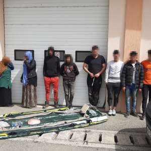 Opt migranți, din care 3 minori, au traversat Dunărea cu o barcă gonflabilă