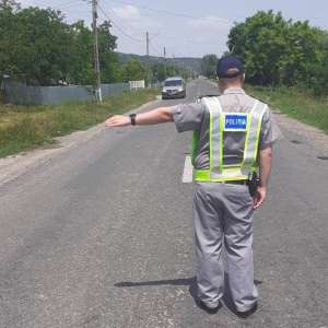 I-a împrumutat mașina și s-au ales amândoi cu dosare penale